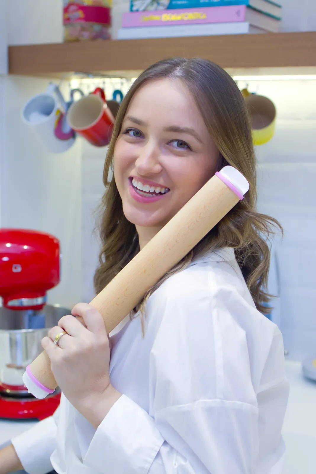 Mari Molina rindo com o rolo de massa no ombro