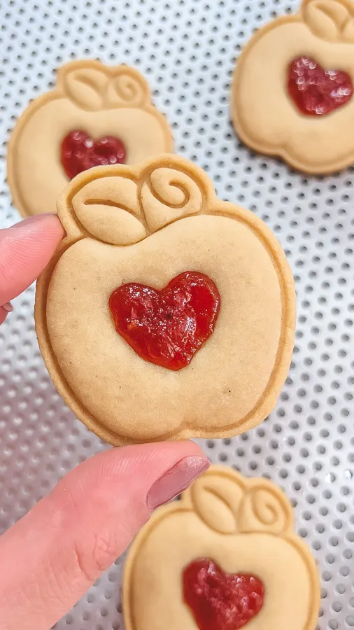 Biscoito de maçã com coração de goiabada