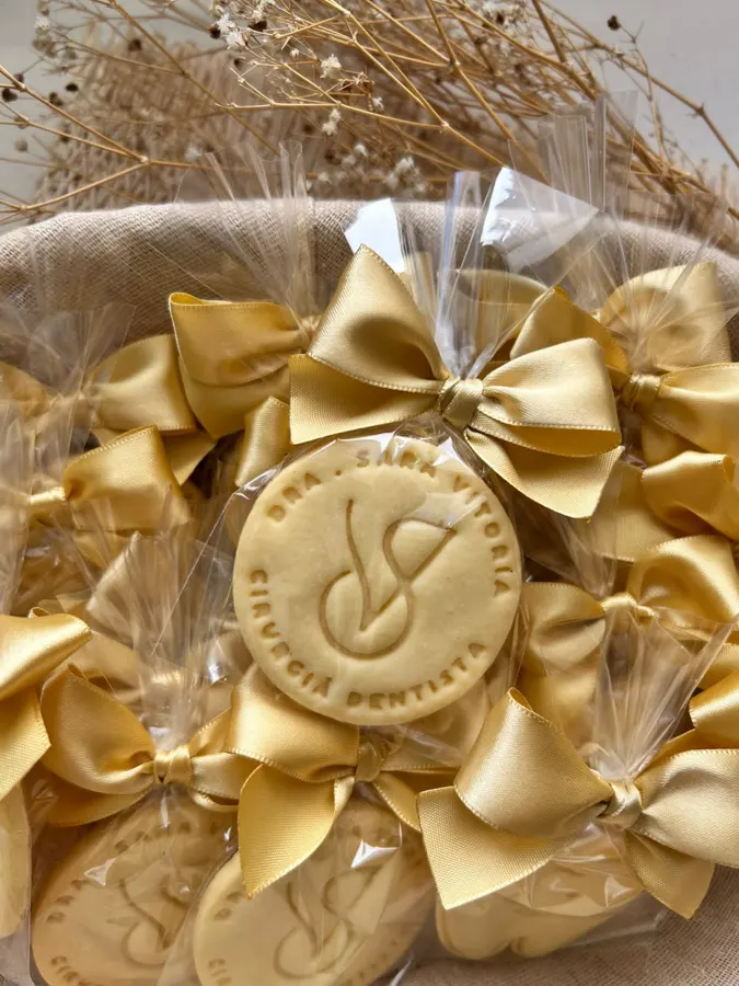 Sequilho personalizado em embalagem com laço dourado