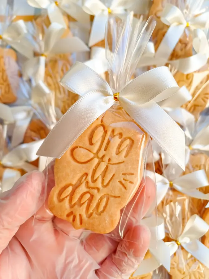 Biscoito escrito Gratidão embalado com laço