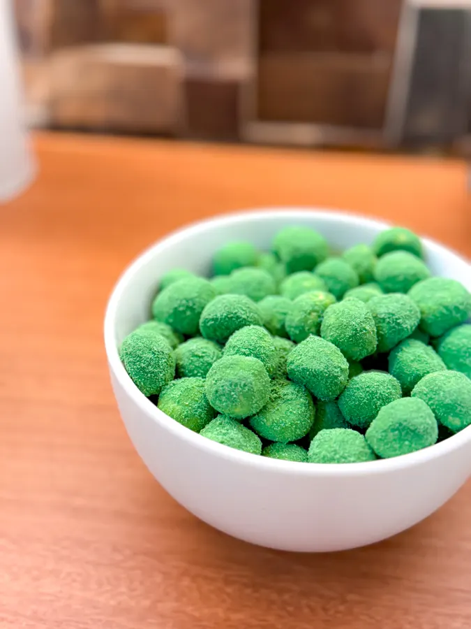 Tigela de bolinhas de sequilho verdes
