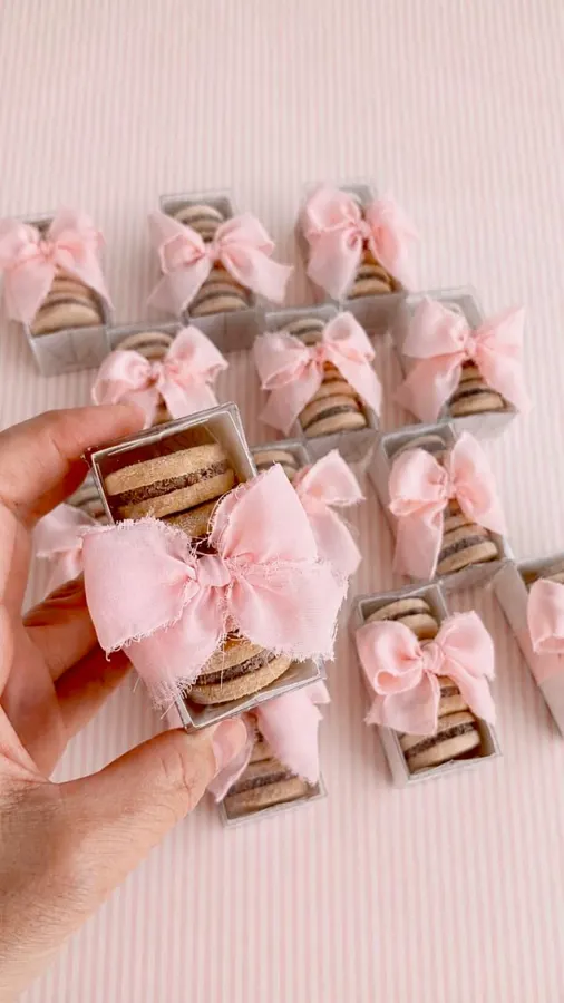 Caixinhas de biscoito com laço rosa