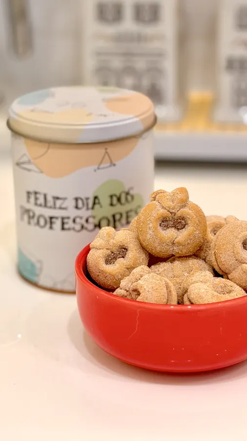 Lata de Dia dos Professores com biscoitos