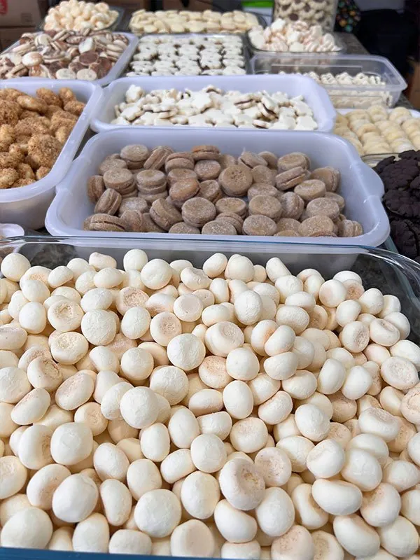 Bandejas cheias de sequilhos prontos