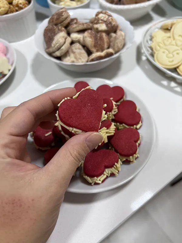 Sequilhos vermelhos em formato de coração