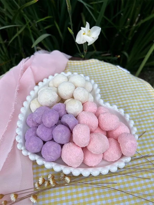 Bolinhas de sequilho lilás, rosa e branco em travessa de coração