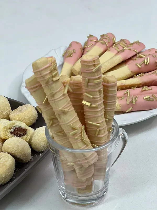 Palitos de sequilho com cobertura em copo